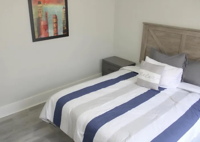 Comfy 3 Bedroom - Family Friendly - Access Apartment Pittsburgh