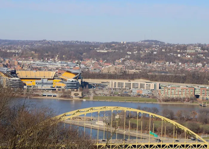 Comfy 3 Bedroom - Family Friendly - Access Apartment Pittsburgh